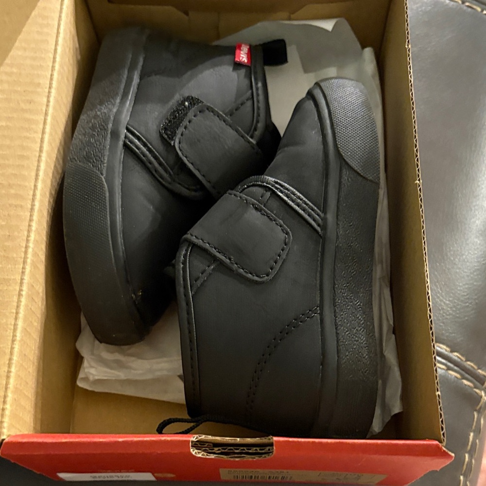 Levi’s Black Velcro infant/toddler Shoes size 6m